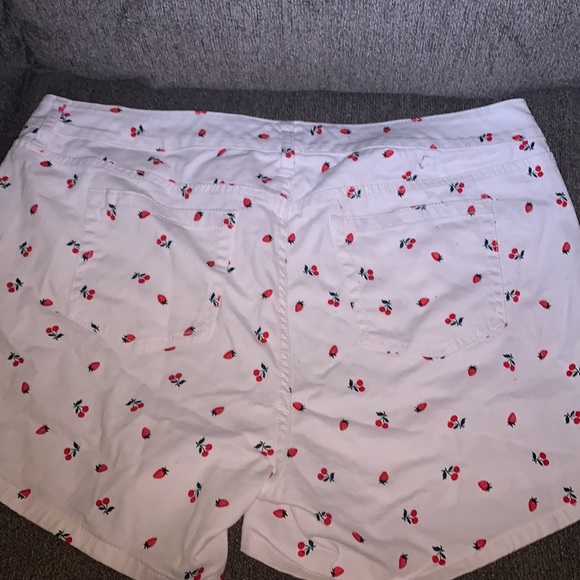 Women’s white shorts with berry print - Picture 2 of 6